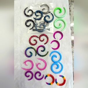 8g 🔥🔥Bundle Alert 10 pairs of plastic 8g gauged earrings spirals & pinchers